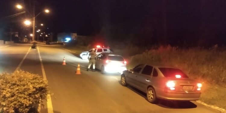 Brigada Militar multa veículo por som alto em Nova Roma do Sul
