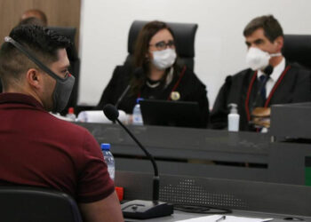 Caso Kiss: compra do artefato pirotécnico e colocação da espuma foram temas principais do terceiro dia de júri