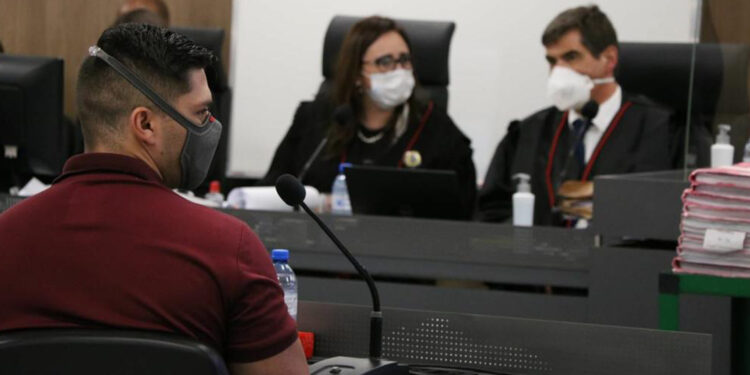 Caso Kiss: compra do artefato pirotécnico e colocação da espuma foram temas principais do terceiro dia de júri