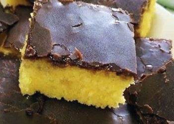 Bolo de Cenoura com calda crocante de chocolate