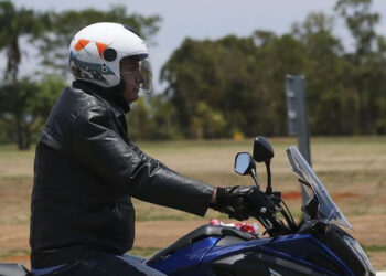 Bolsonaro sai sozinho de moto sem avisar seguranças e despista a imprensa