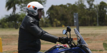 Bolsonaro sai sozinho de moto sem avisar seguranças e despista a imprensa