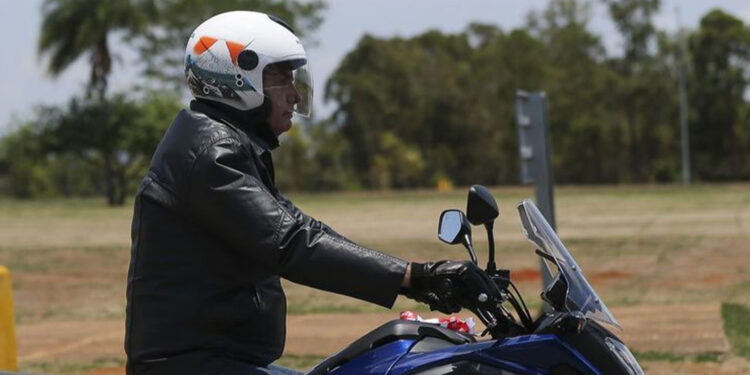 Bolsonaro sai sozinho de moto sem avisar seguranças e despista a imprensa