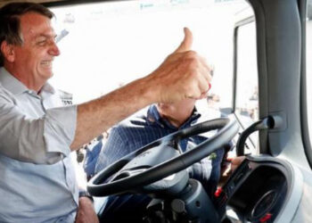 Bolsonaro lança linha de crédito para caminhoneiros nesta sexta