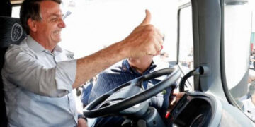 Bolsonaro lança linha de crédito para caminhoneiros nesta sexta