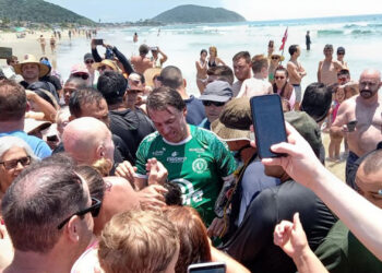 Bolsonaro causa aglomeração ao abraçar apoiadores em praia de SC