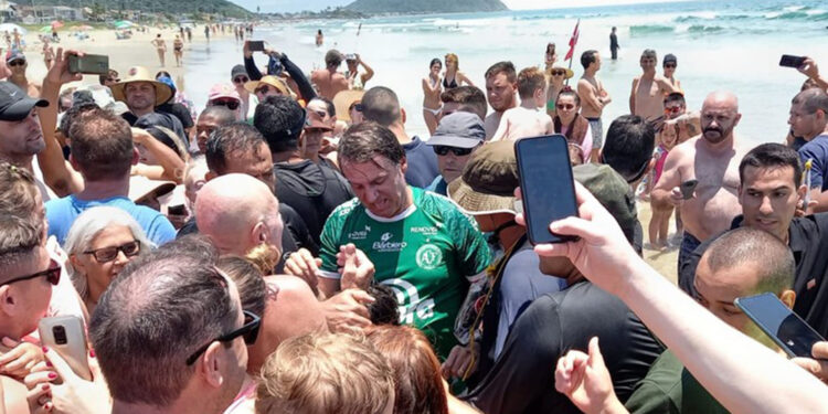 Bolsonaro causa aglomeração ao abraçar apoiadores em praia de SC