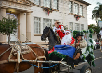 A chegada do Papai Noel em Vacaria foi de carroça!