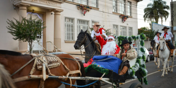 A chegada do Papai Noel em Vacaria foi de carroça!