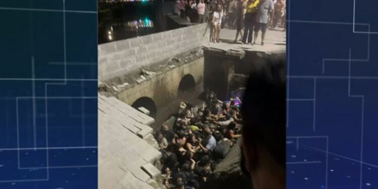 Calçada desaba e pessoas caem em rio durante evento de Natal em Joinville;