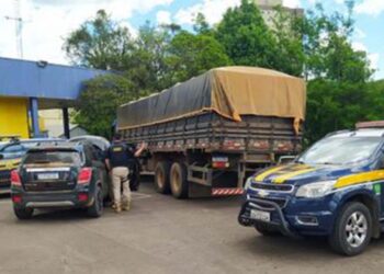 PRF aborda caminhão em Farroupilha e prende quadrilha contrabandeando cigarros paraguaios