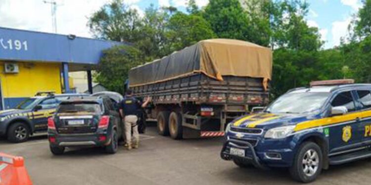 PRF aborda caminhão em Farroupilha e prende quadrilha contrabandeando cigarros paraguaios