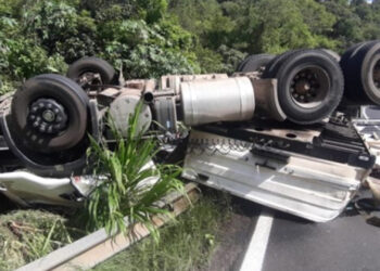 Caminhão que transportava carga de MDF tomba na ‘curva da morte’, entre Farroupilha e São Vendelino