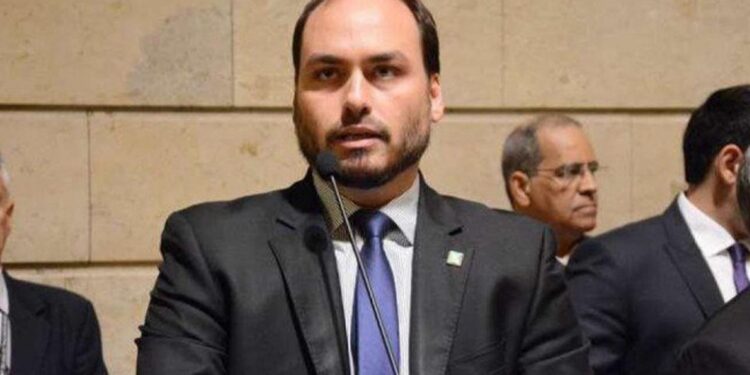 Moraes dá cinco dias para Planalto explicar ida de Carlos Bolsonaro à Rússia