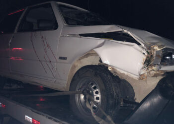 CARRO É ENCONTRADO COM MARCAS DE SANGUE E ABANDONADO EM PARANAGUÁ