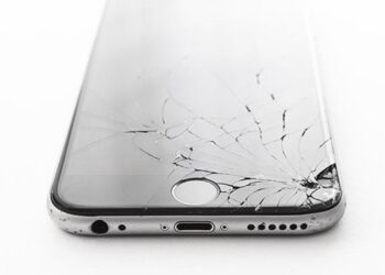 Homem é condenado a pagar indenização após destruir celular da ex