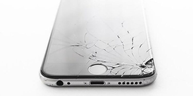 Homem é condenado a pagar indenização após destruir celular da ex