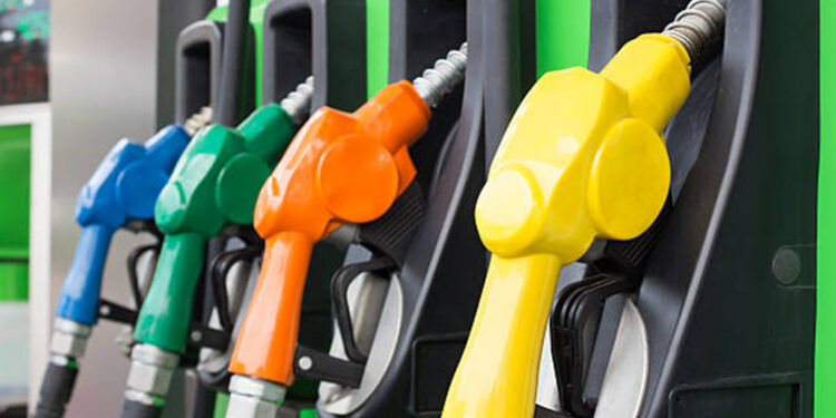 Bolsonaro tenta impedir que litro da gasolina chegue a R$ 8