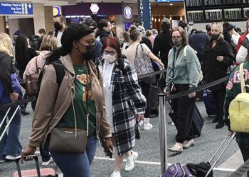 Autoridade dos EUA alerta que Ômicron pode sobrecarregar hospitais