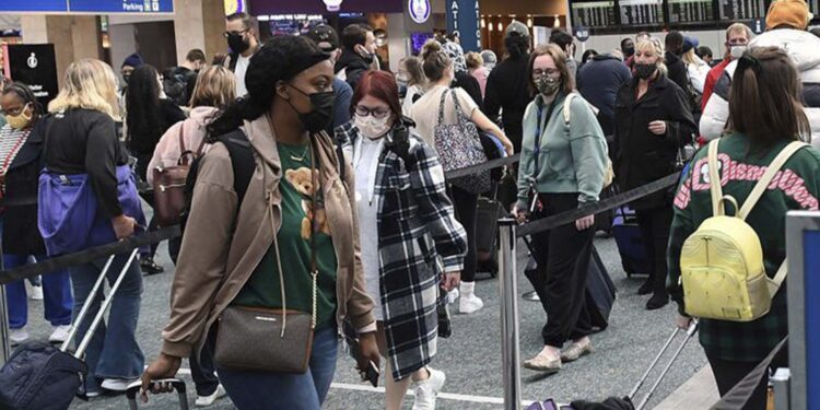 Autoridade dos EUA alerta que Ômicron pode sobrecarregar hospitais