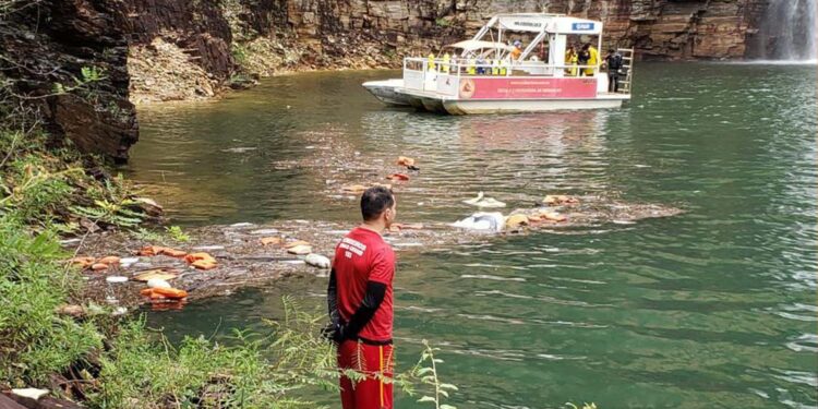 Sobe para sete número de mortos em desabamento de rocha em Capitólio