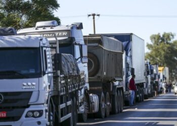 Caminhoneiros iniciam paralisação contra aumento do diesel