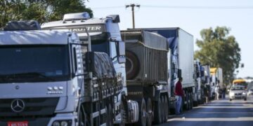 Caminhoneiros iniciam paralisação contra aumento do diesel