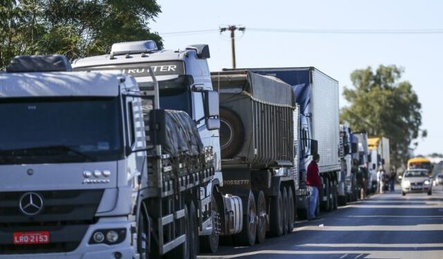 Caminhoneiros iniciam paralisação contra aumento do diesel