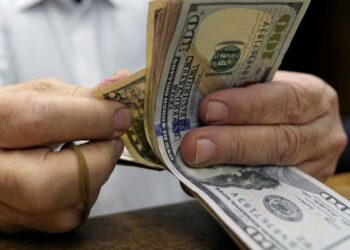 Vai viajar? Entenda o que pode acontecer com o dólar