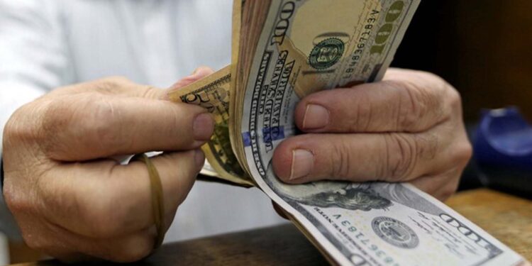 Vai viajar? Entenda o que pode acontecer com o dólar