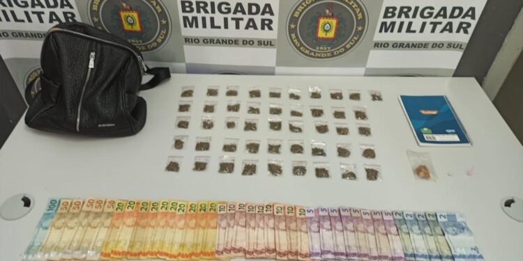 Mulher de 33 anos é presa por tráfico de drogas em Flores da Cunha