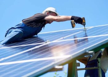 Tem painel solar? Bolsonaro sanciona marco legal da geração própria de energia e cria mudanças na área; confira