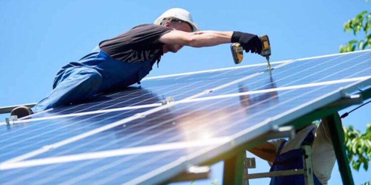 Tem painel solar? Bolsonaro sanciona marco legal da geração própria de energia e cria mudanças na área; confira