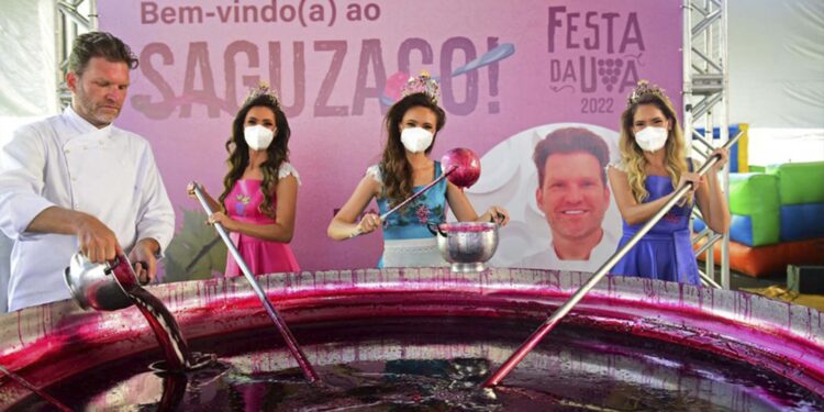 SAGUZAÇO DA FESTA DA UVA SERVE 250 QUILOS DO DOCE AO PÚBLICO