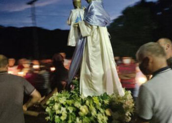 Fiéis participam de procissão pedindo chuva no interior de Caxias do Sul