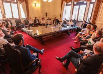 Governador Eduardo Leite discute efeitos da estiagem com representantes de entidades relacionadas à agropecuária no RS