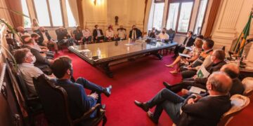 Governador Eduardo Leite discute efeitos da estiagem com representantes de entidades relacionadas à agropecuária no RS