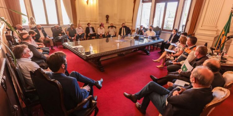 Governador Eduardo Leite discute efeitos da estiagem com representantes de entidades relacionadas à agropecuária no RS