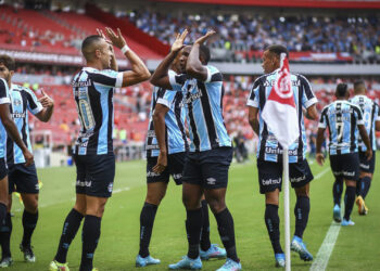 Grêmio derrota Inter no Beira Rio e fica perto da final do Gaúcho