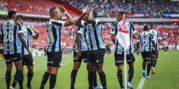 Grêmio derrota Inter no Beira Rio e fica perto da final do Gaúcho