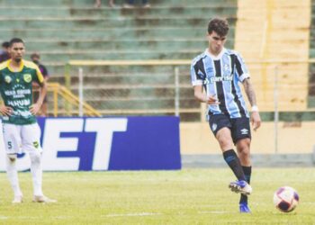 Com reservas, Grêmio perde na Copinha, mas avança na liderança do grupo 10