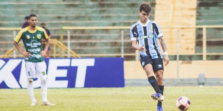 Com reservas, Grêmio perde na Copinha, mas avança na liderança do grupo 10