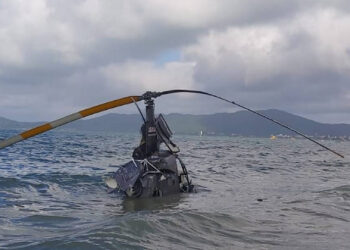 Helicóptero cai perto de banhistas na Praia de Canasvieiras, em Florianópolis
