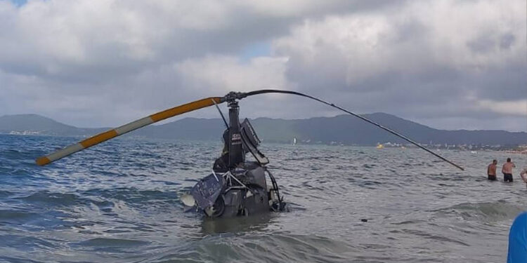 Helicóptero cai perto de banhistas na Praia de Canasvieiras, em Florianópolis