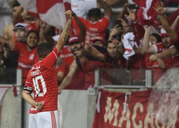 Inter vence Grenal e afunda o Grêmio no Z4 do Brasileirão