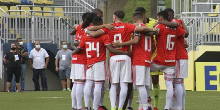 Nos pênaltis, Internacional bate a Portuguesa e avança às oitavas da Copa de São Paulo