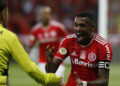 Inter vence o Athletico-PR de virada para o brasileirão
