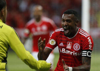 Inter vence o Athletico-PR de virada para o brasileirão