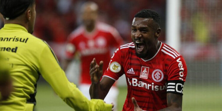 Inter vence o Athletico-PR de virada para o brasileirão