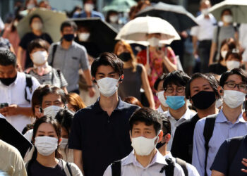Japão tem recorde de 27 mil casos de covid; governo avalia restrições